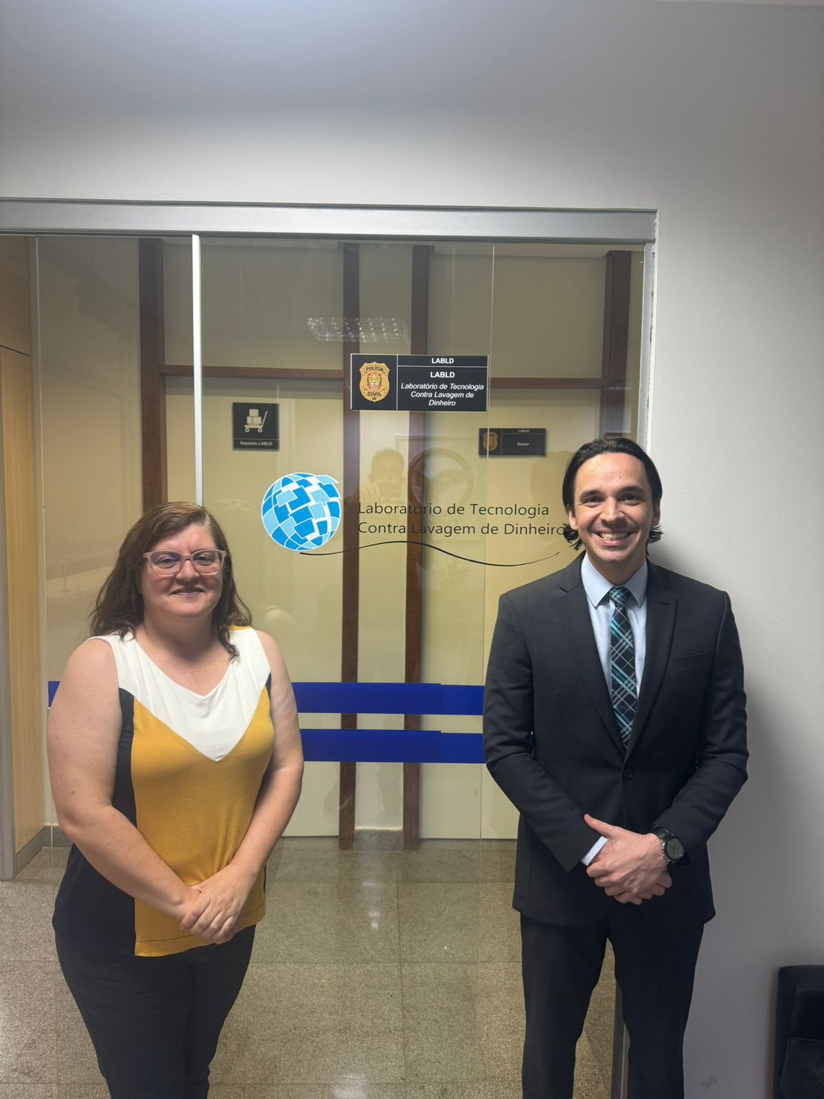 DELEGADO COORDENADOR DA CECCOR REALIZA VISITA INSTITUCIONAL AO LABLD DA POLÍCIA CIVIL DO DISTRITO FEDERAL 